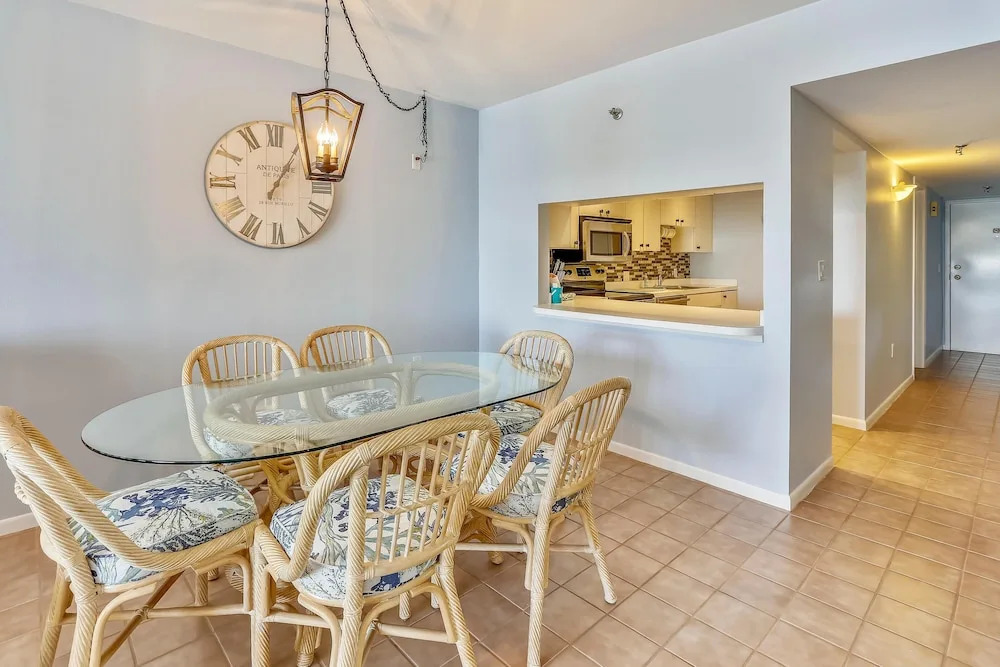 Villa Madeira 306 Beach front, stunning view! Walk to everything