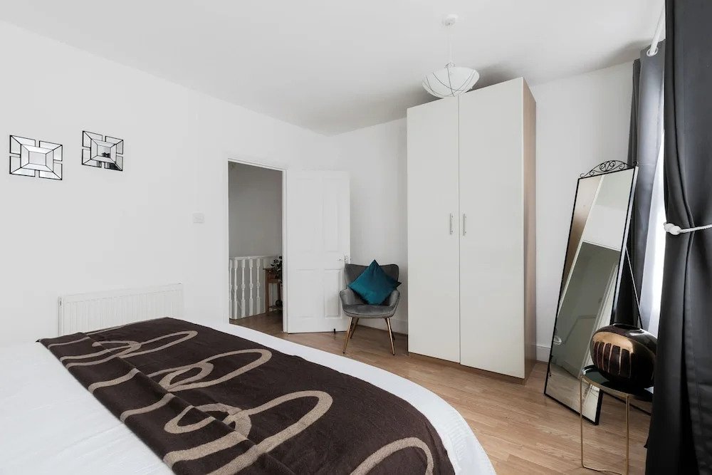 4 Bed House - Sleeps 6 - Garden, Pets, Wifi