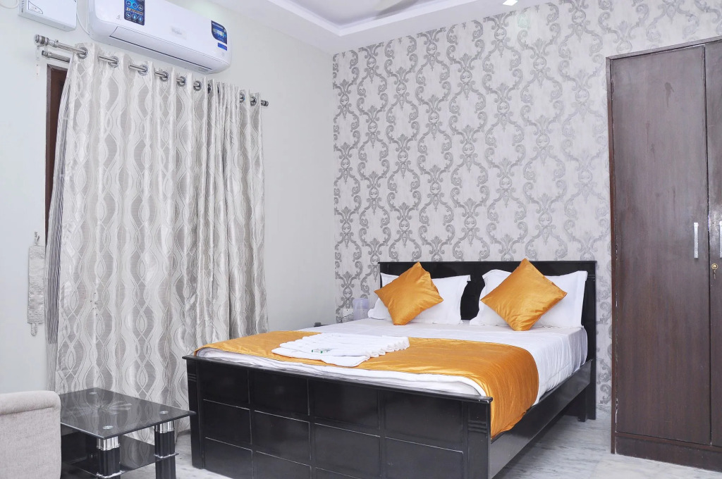 Capital O 2323 Royal Executive Inn