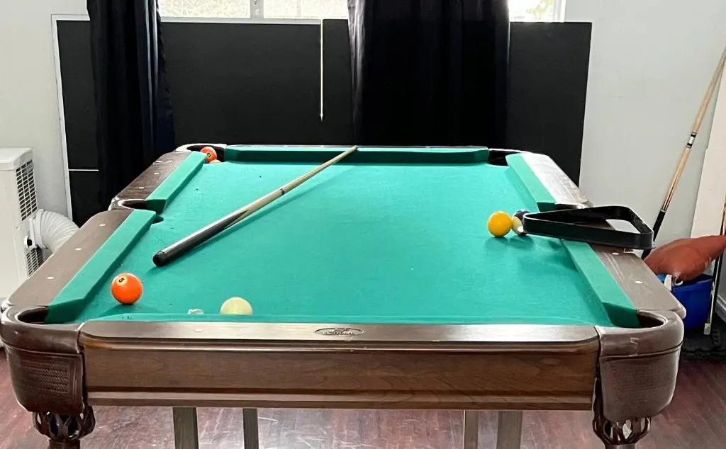 VINTAGE - 3 BED HOUSE - NORTH SURREY - PING-PONG AND POOL TABLE - TV CABLe