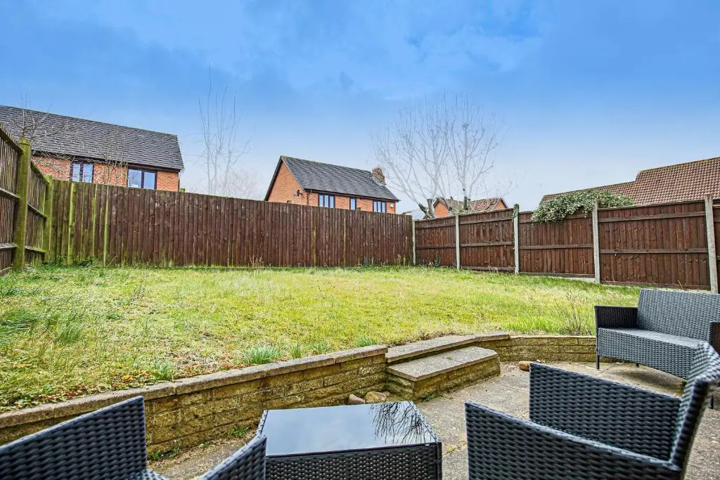 Detached House with Free Parking, Garden, Fast Wifi and Smart TV with Netflix by Yoko Property