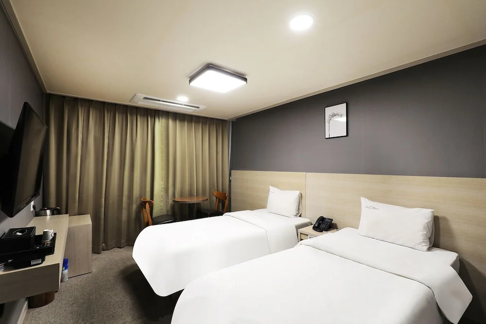 Full Moon Hotel