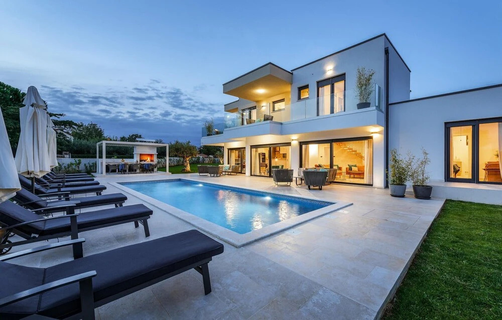 Amazing Home in Jehnici With 4 Bedrooms, Outdoor Swimming Pool and Heated Swimming Pool