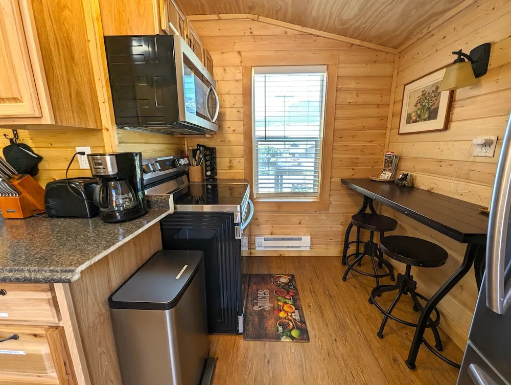 Yellowstones Treasure Cabins