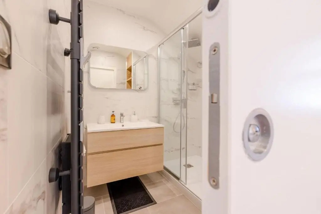 SERRENDY Stylish 2-bedroom apartment 1-minute walk to beaches
