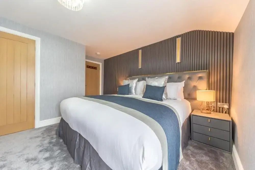 The Old Stamp House Retreat- Three En-suite Bedrooms Central Village Location