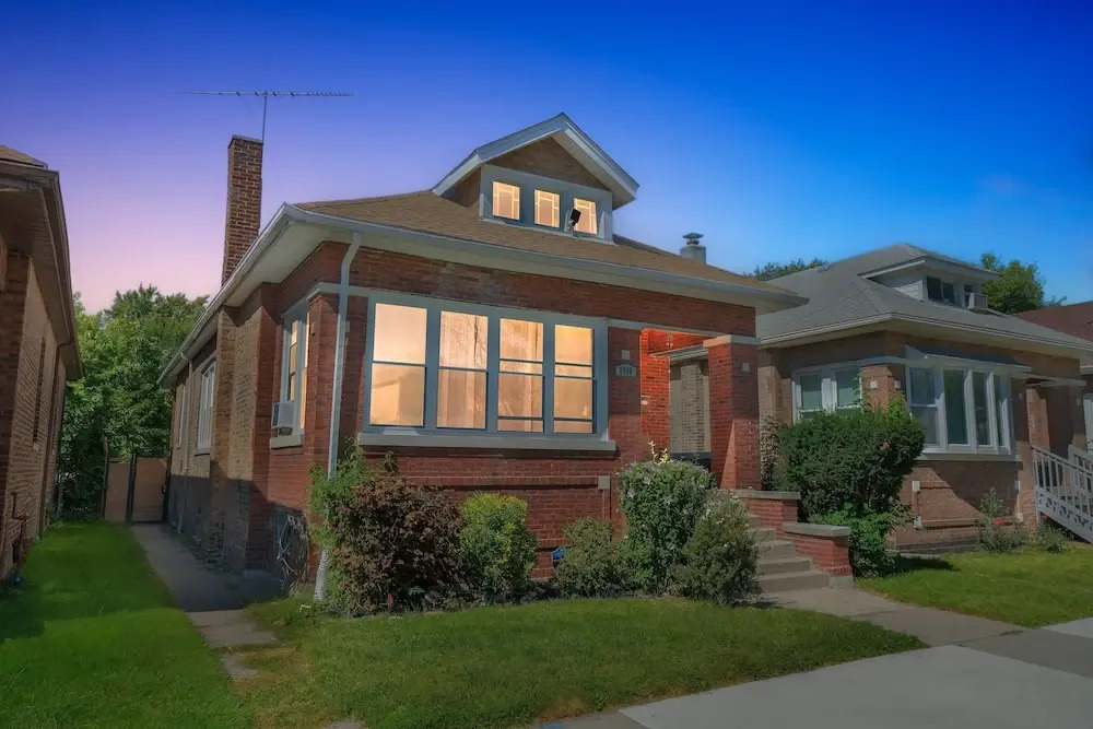 Chicago Getaway With Pool Table & Modern Comfort 3 Bedroom Home