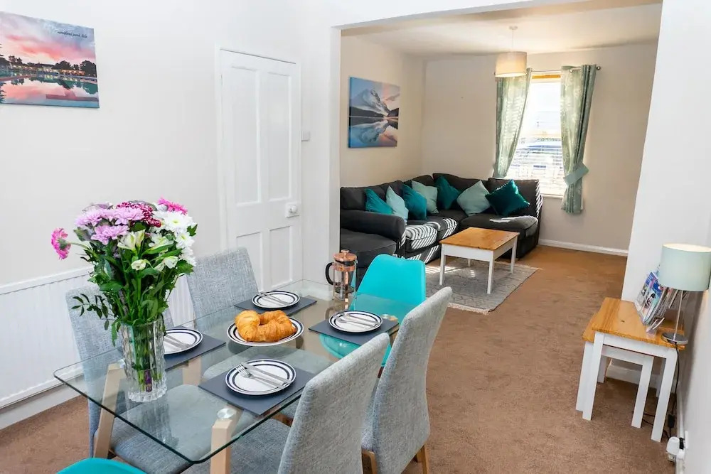 Comfy, 2 Bed House, Sleeps 6 with Garden and Free Parking in Cheltenham