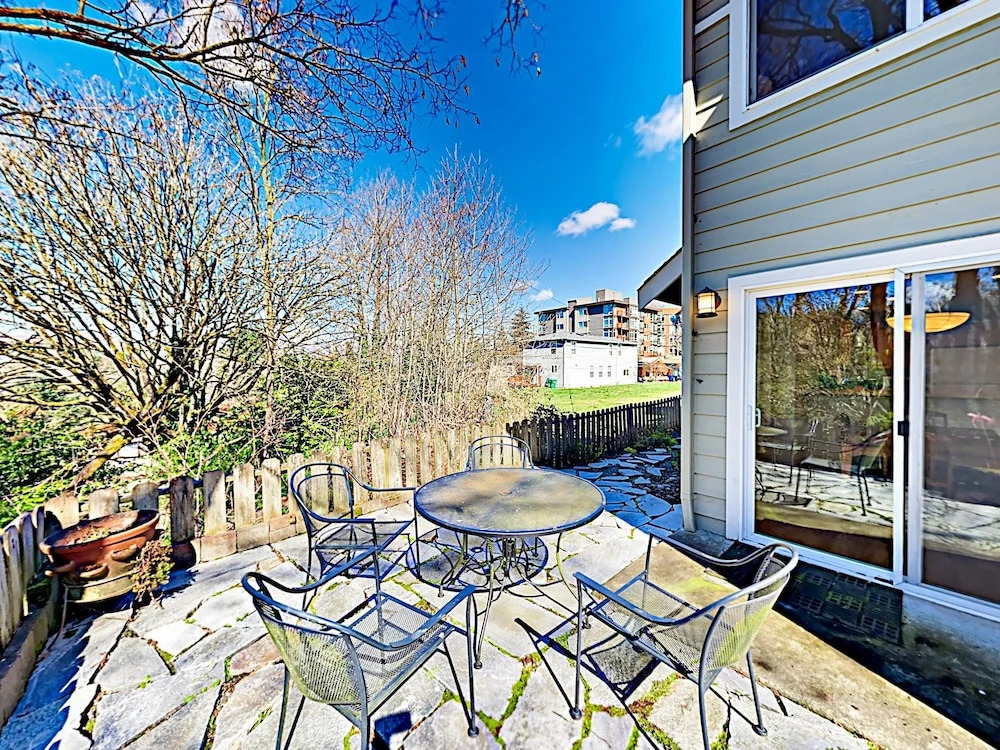 W/ Patio Short Walk To Bus Line 2 Bedroom Townhouse