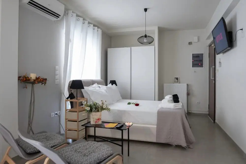 The Athenian Penthouse Studio - An Urban Haven