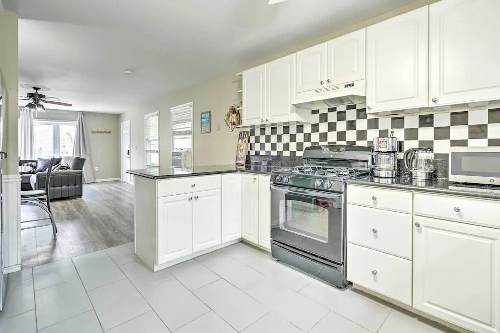 Family-friendly Keansburg Home: Walk to Beach!