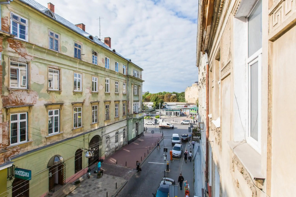 Апартаменти вул. Театральна 26 з балконом на Вернісаж.