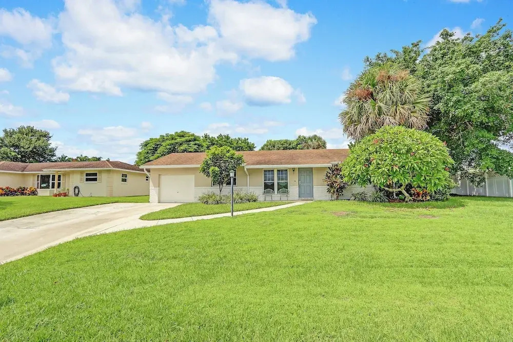 Private Pool + Bar: Palm Beach Gardens Getaway