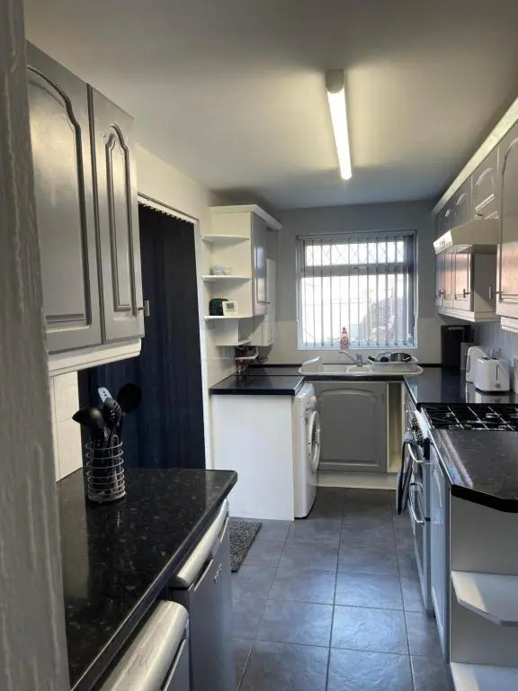 3 Bedroom House, with Free WiFi - Maples Properties Short Lets & Serviced Accommodation Hull