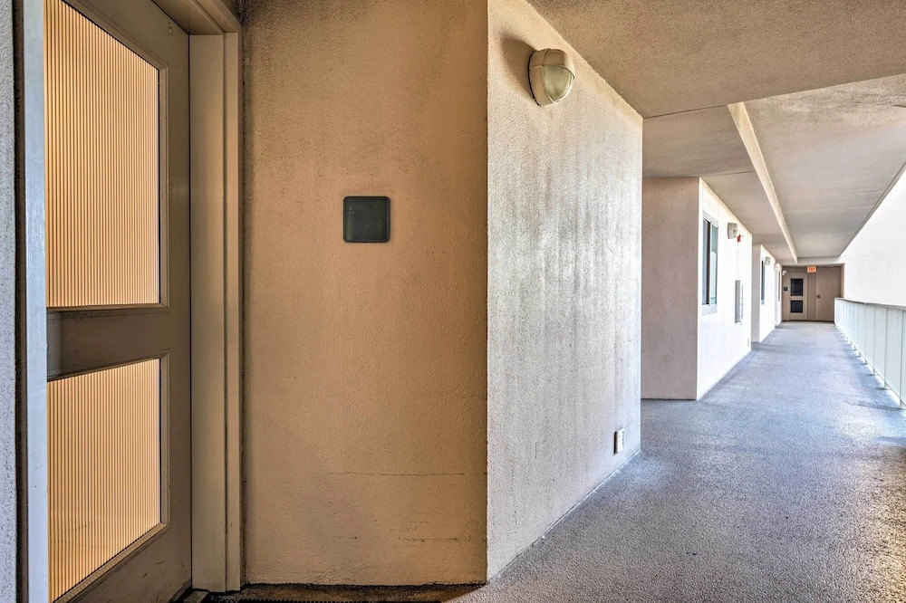 Sunny Beachfront Biloxi Condo w/ Resort Amenities!