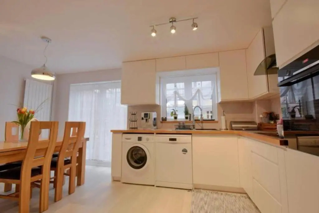 Swafield House - Parking - Modern 2 Bed - Marvello Properties