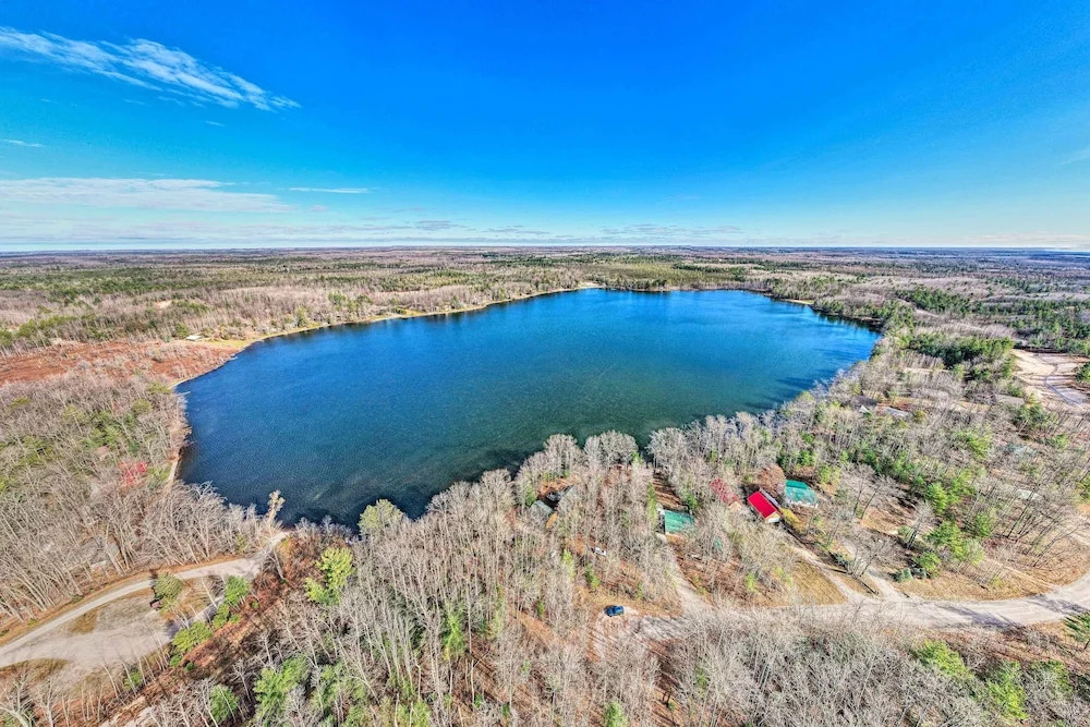 Secluded Lost Lake Cottage with Spacious Loft!