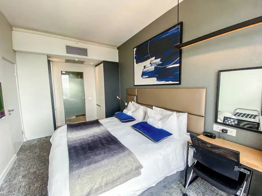 Sandtoncity-apartment-sleeps2-pool-parking