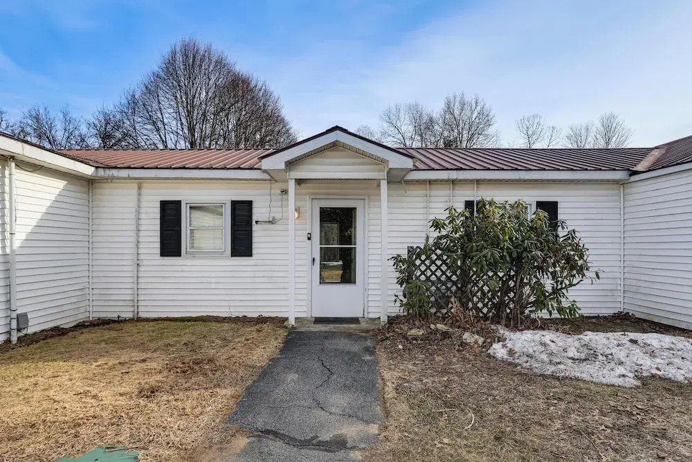 3 Mi to Belmont Stakes! Pet-friendly Home w/ Patio