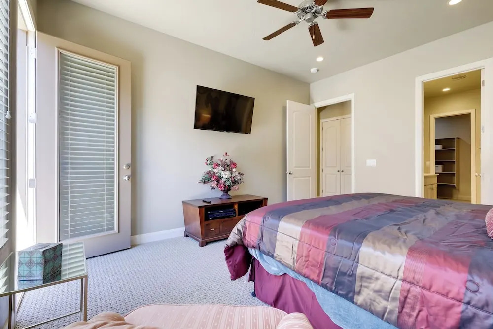 Sleek Home: Patio, Gas Grill & Access to Pool