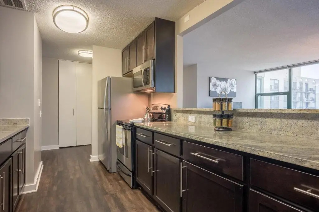 3BR 2BA Captivating Penthouse with Views Pool & Gym