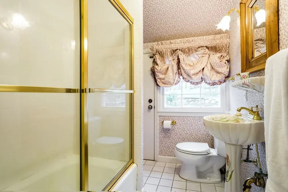 Bedford Big House w Heated Pool & Hot Tub on 4 Acres! Perfect Place to Social Distance and Stay Safe. Super-host Support, Check out our Reviews!