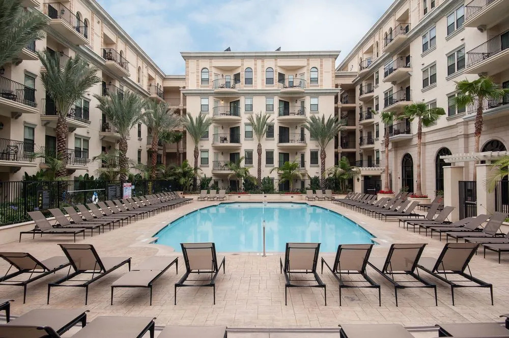 Sunshine Suites at 909 West Temple Street