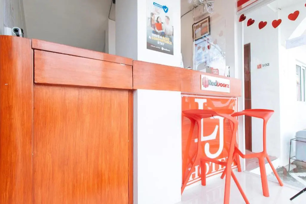RedDoorz near Mercado del Lago