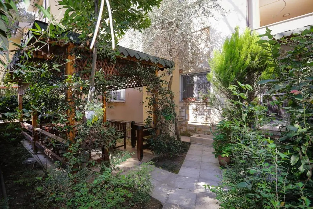Pine-Tree Apt w/ Private Garden 50 m from the Sea
