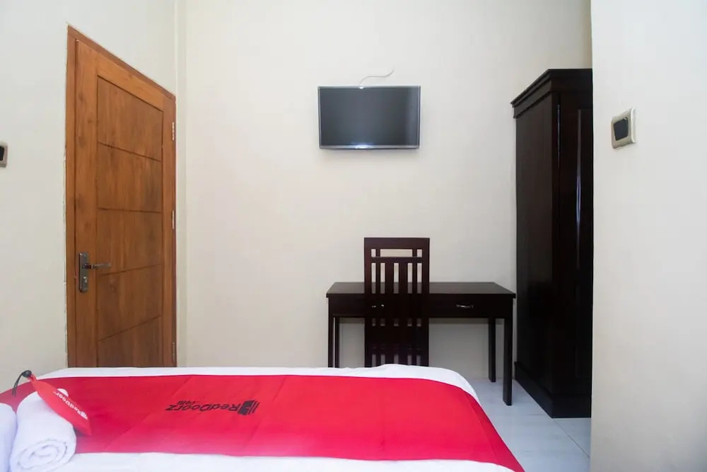 RedDoorz Syariah near Universitas 17 Agustus Banyuwangi