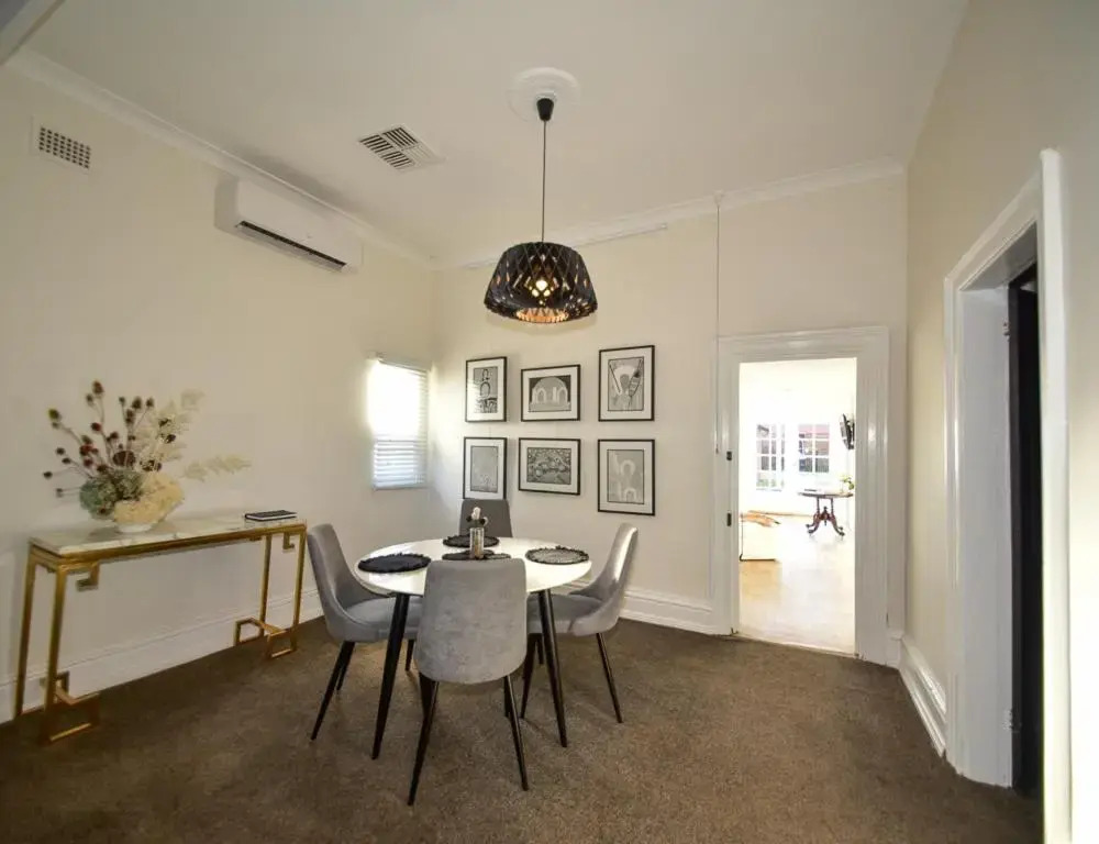 Macleay Cottage with plunge pool and local arts