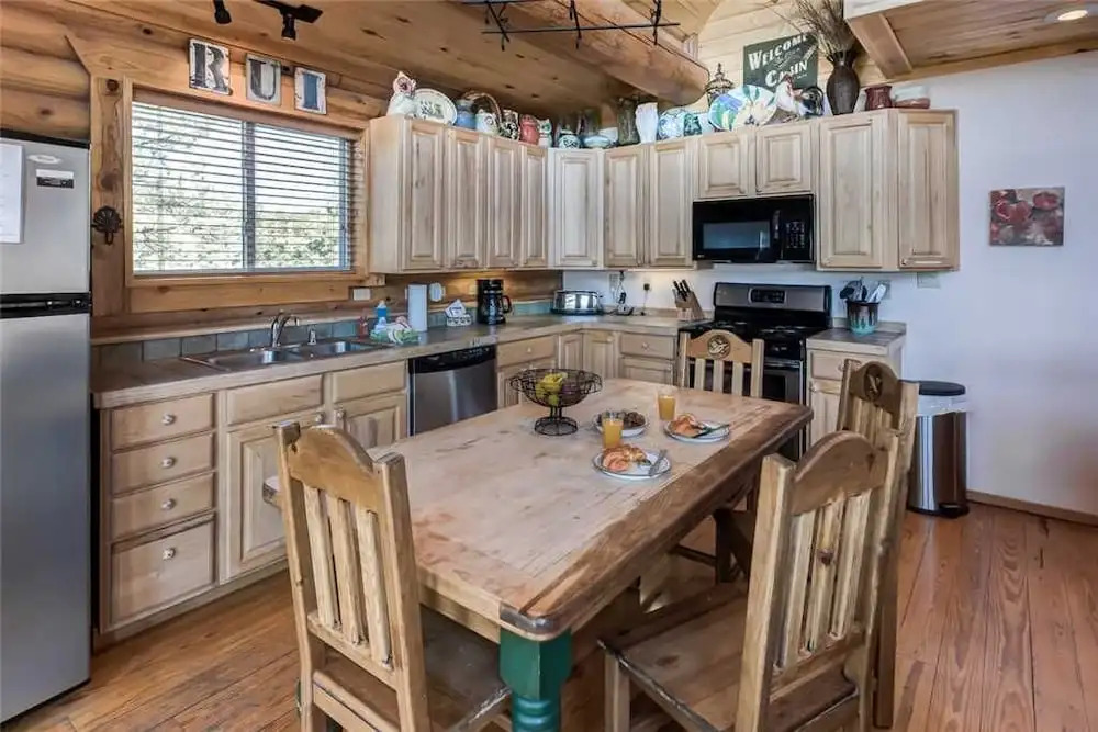 Mountain Valley View - Three Bedroom Cabin with Hot Tub