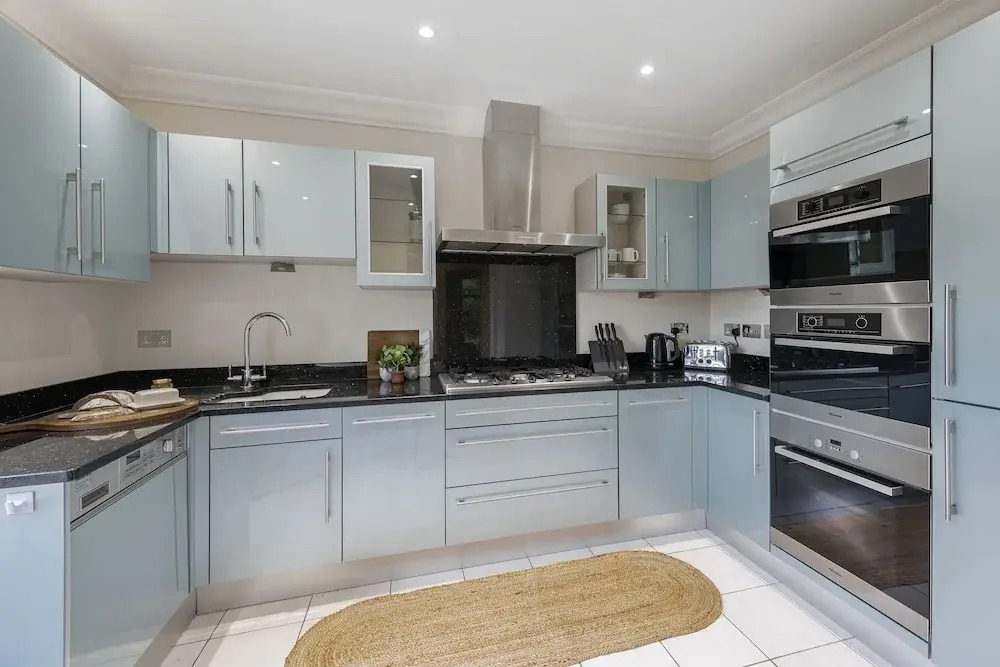 Riverside Home with Private Parking