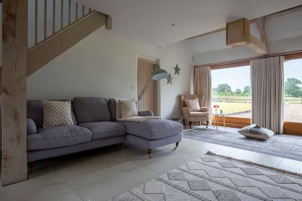 Stunning 6 Bedroom Riverside Barn Cotswold Mill
