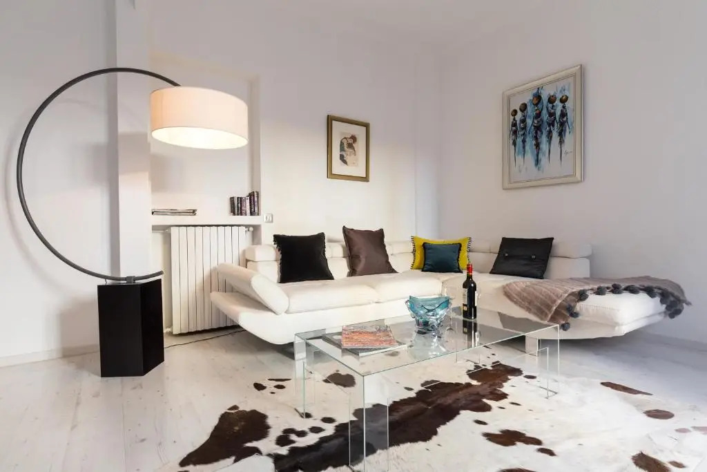 Centrally located modern 2 Bed apartment in Cannes with aircon and high ceilings and modern design 696