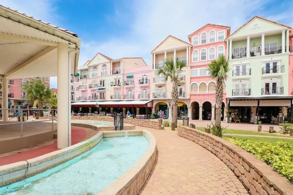 Spacious Townhome With Shared Pool Near Golf, Marinas, & Restaurants