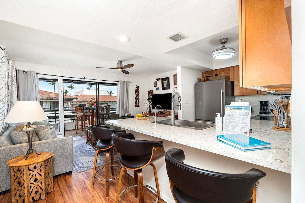 Kona Condo Near Downtown Partial Ocean View Central A/C Sleeps 4 - Vrkcv