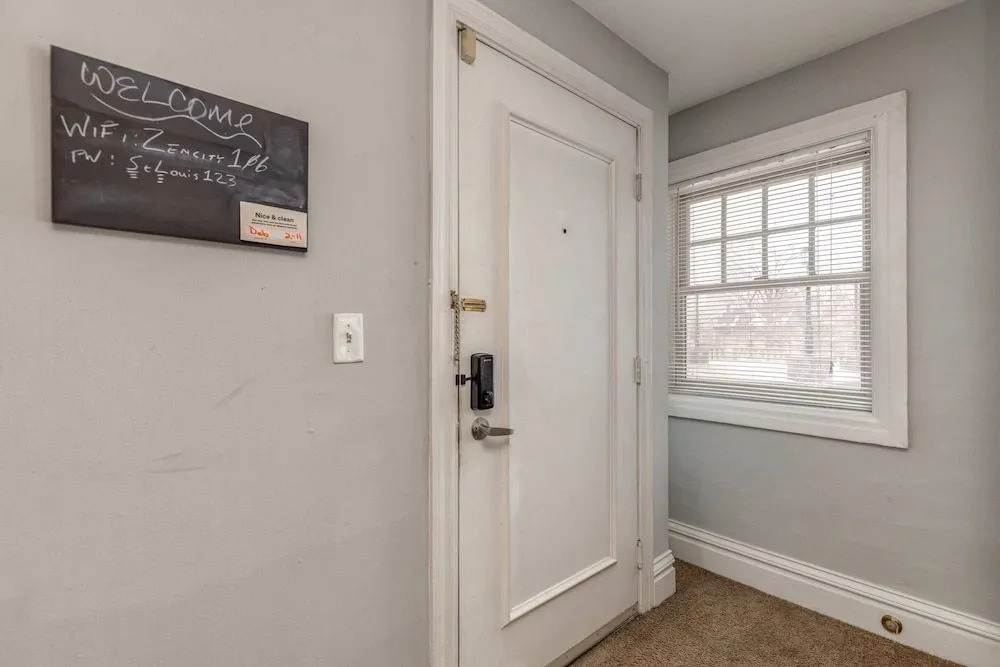 Classic CWE Apts with Full Kitchen by Zencity
