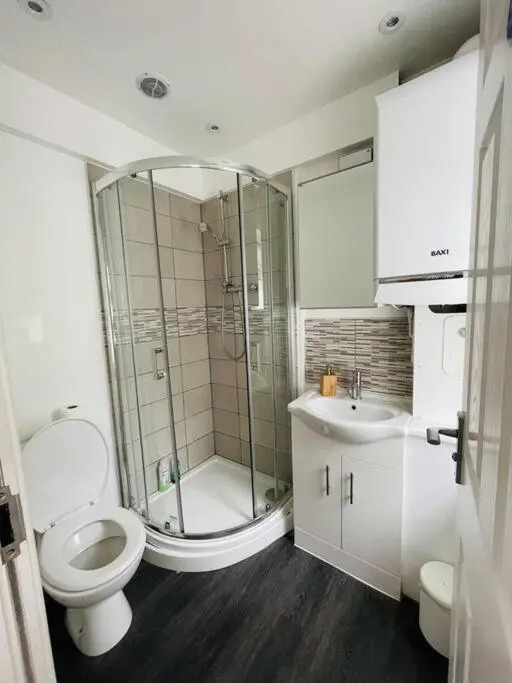 Modern 6 bedroom 5 min walk to beach & restaurants