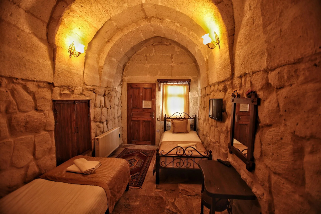 Emit Sakura Cave Hotel