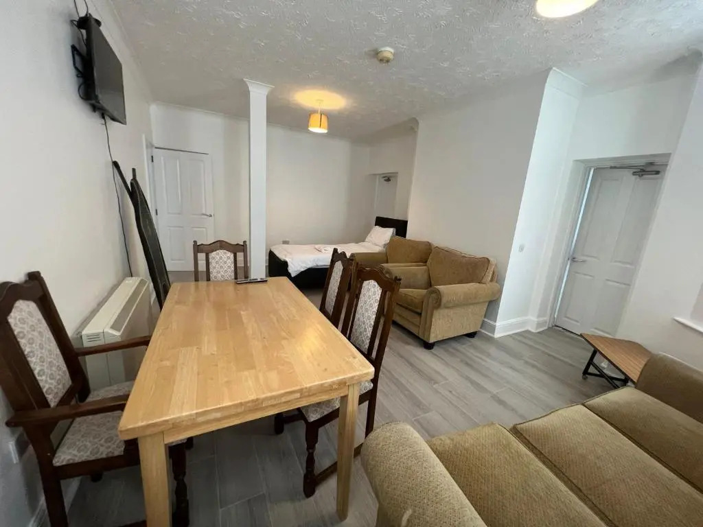 Spacious One Bedroom Flat with River View, 1E