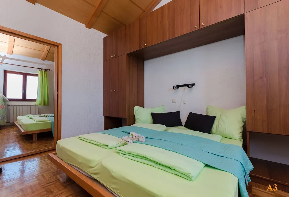 Apartments and Room Drazen