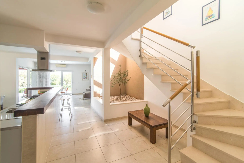 Gumonca in Supetar with 6 bedrooms and 5 bathrooms