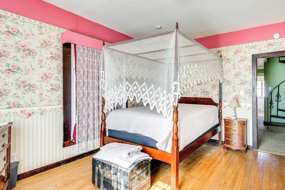 < 1 Mi to Downtown Abq: Historic Manor w/ Patio!