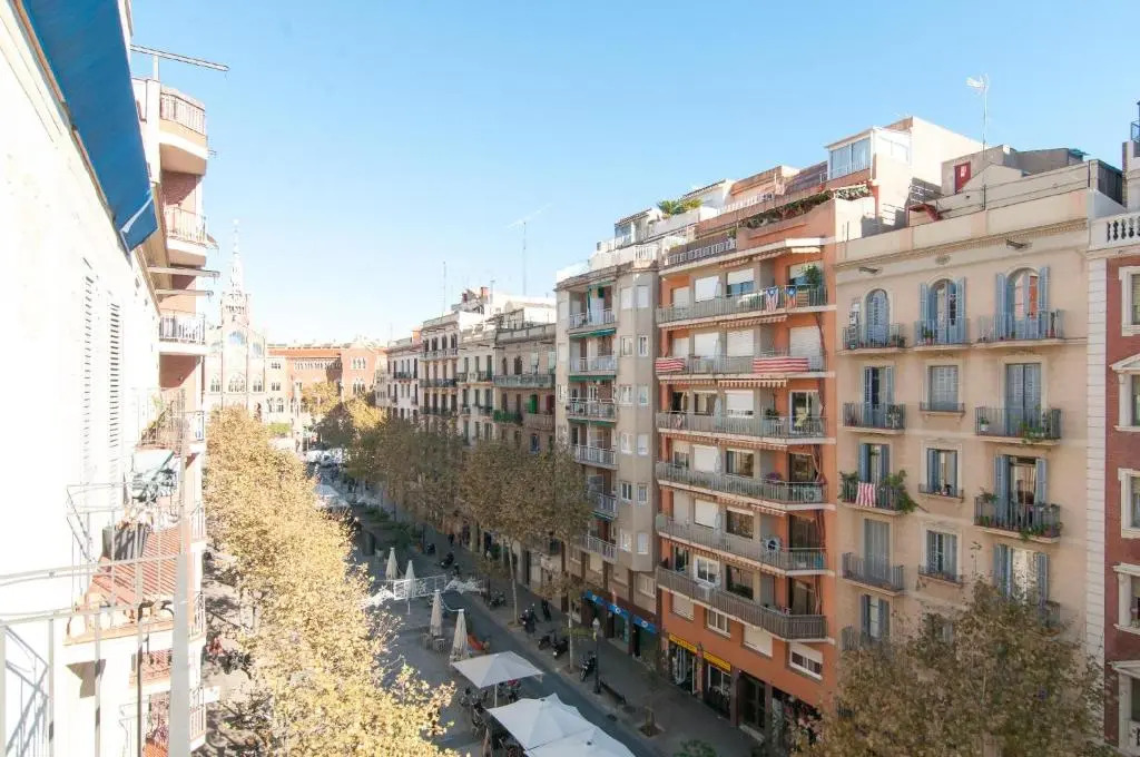 FridaysFlats, Sagrado Silencio - 3 BDR right by Sagrada Familia