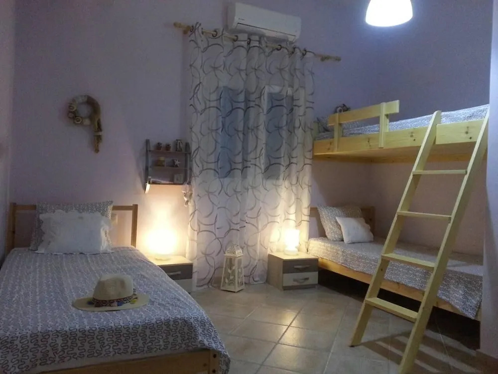Apartment - Sleeps up to 10 & Beachfront Access