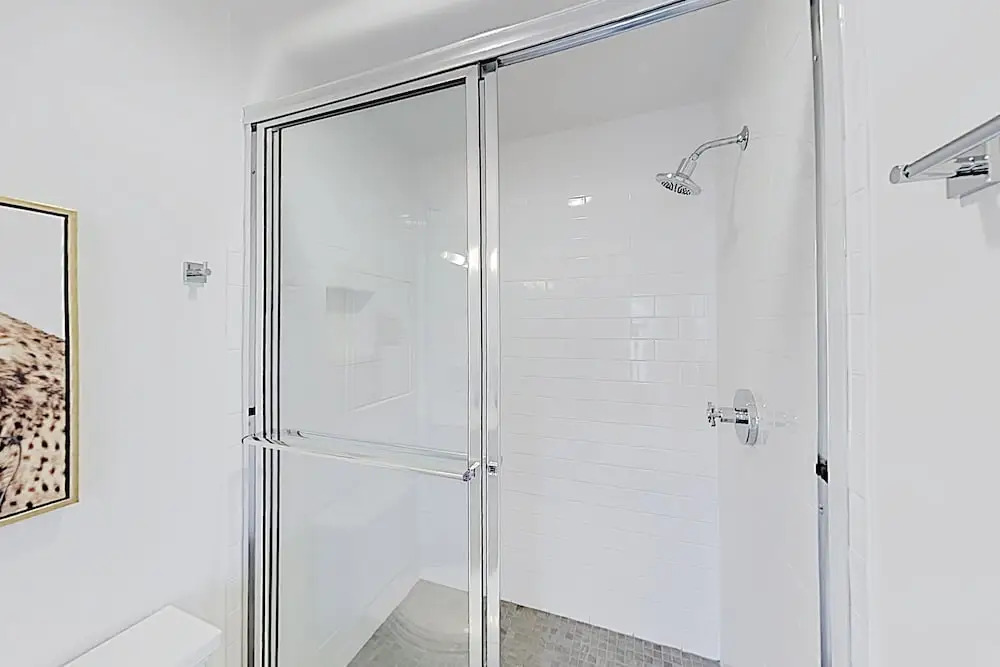 New Listing! Stylish All-suite End Unit W/ Garage 3 Bedroom Townhouse