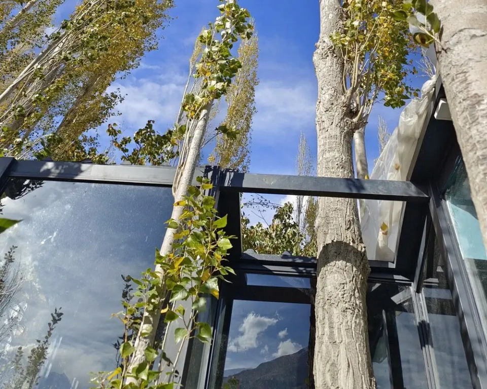 Stunning Cliff-edge 2-bedroom Chalet in Karimabad