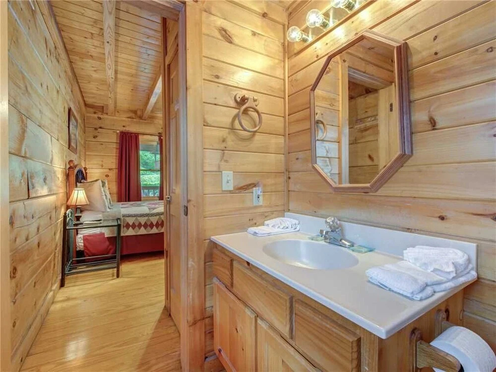 Bear Tracks - Two Bedroom Cabin