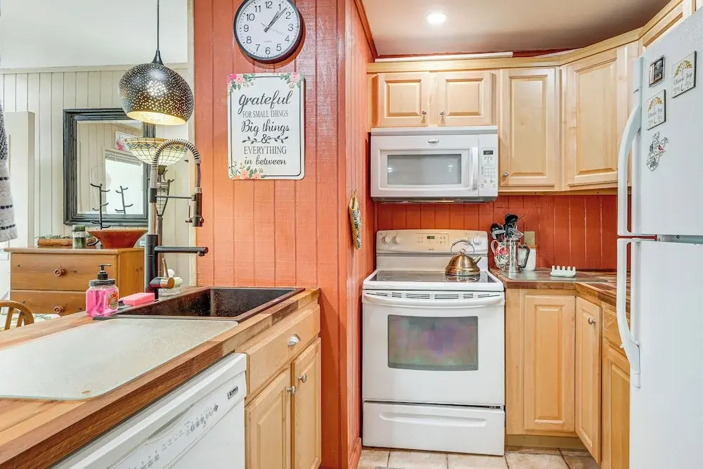 Walk to Slopes: Snowshoe Condo w/ Sunroom
